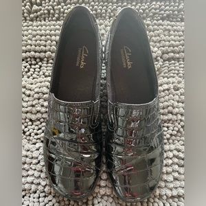 Clarks patent croc loafers
